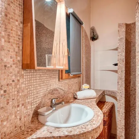 Furnished In The Heart Of The Close To The Amenities Appartamento