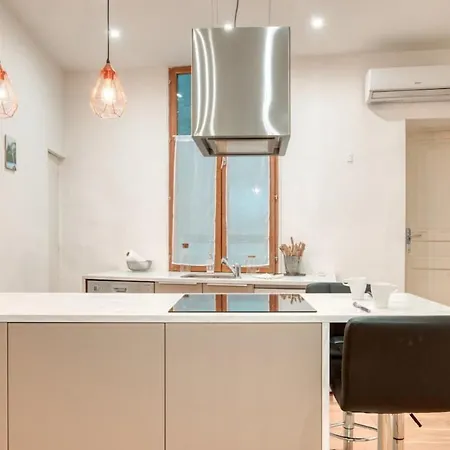 Apartment Furnished In The Heart Of The Close To The Amenities Aix-en-Provence